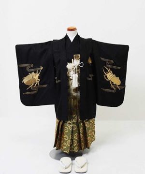 七五三(五歳) | 黒地に金のカブトムシ刺繍 亀甲菱紋袴