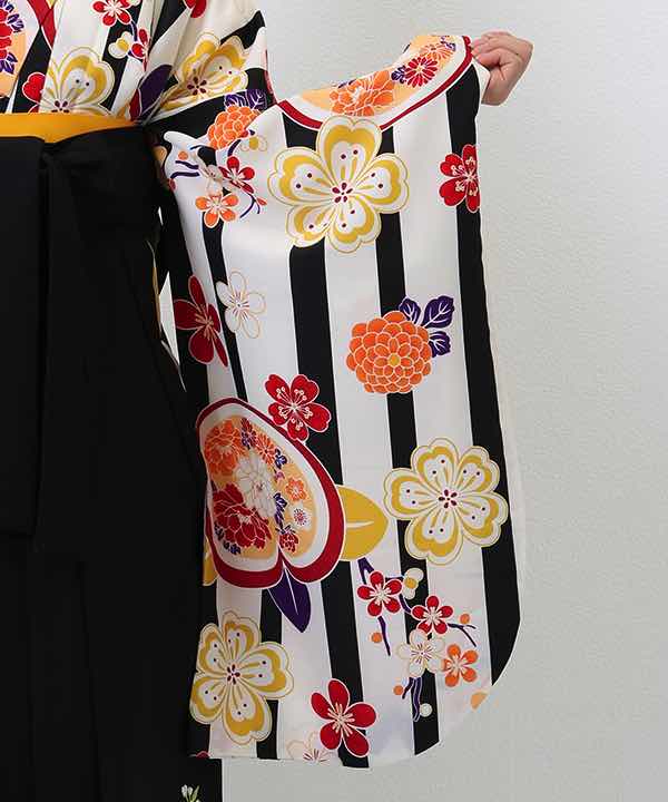 卒業式袴レンタル | 白地に黒のストライプと花々 刺繍入り黒袴(L)