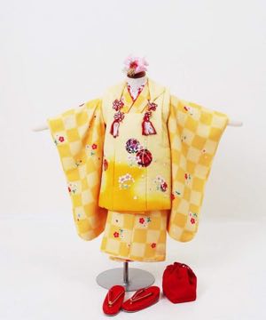 七五三(三歳) | 黄色の市松模様に桜柄の着物　黄色ぼかしの被布