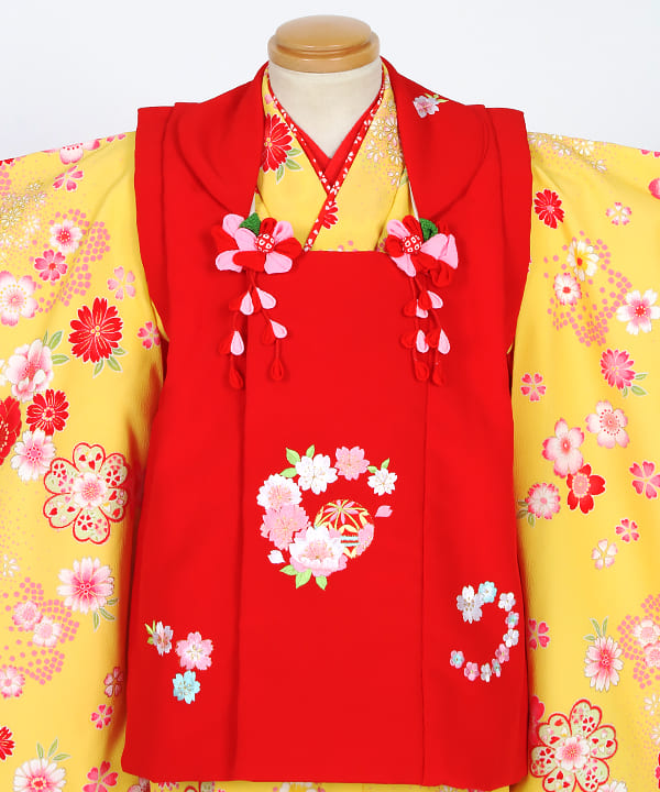七五三(三歳)レンタル |  黄色地に桜模様 赤被布に花刺繍