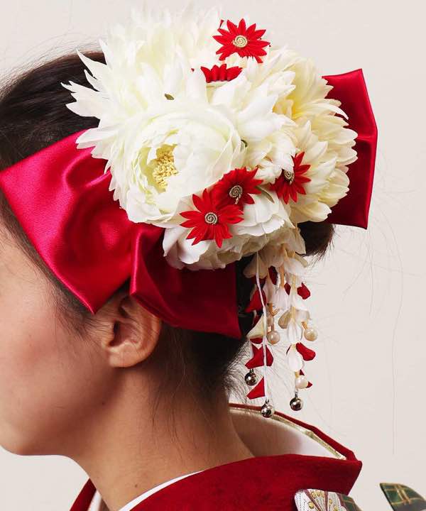 髪飾りレンタル 大きな赤リボンに豪華な白花 Hataori ハタオリ