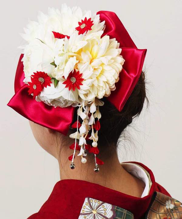 髪飾りレンタル | 大きな赤リボンに豪華な白花