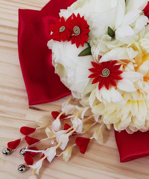 髪飾りレンタル | 大きな赤リボンに豪華な白花