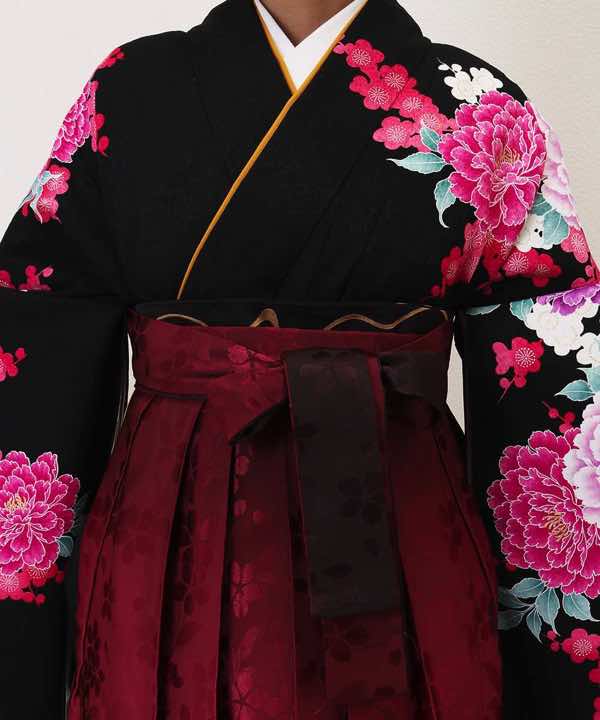 卒業式袴レンタル | 黒地に芍薬と梅 箔押し桜の暈し袴(赤)