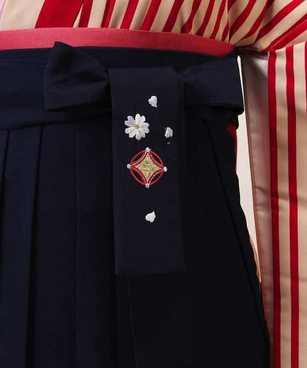 卒業式袴レンタル | 赤とベージュのストライプ 紺刺繍袴