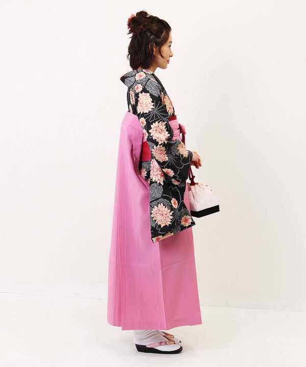 卒業式袴レンタル | 黒地 鹿子柄の桜にベージュの花 ピンク袴