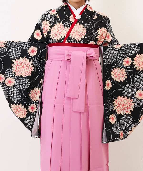 卒業式袴レンタル | 黒地 鹿子柄の桜にベージュの花 ピンク袴