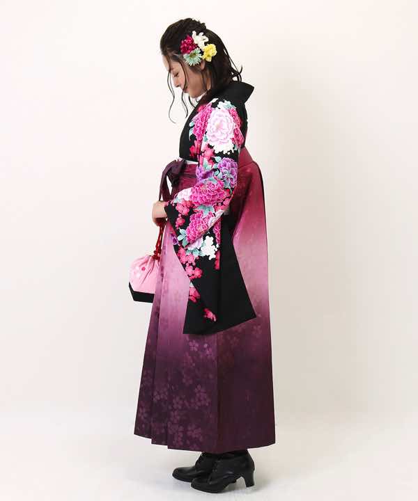 卒業式袴レンタル | 黒地に芍薬と梅 箔押し桜の暈し袴(ピンク)