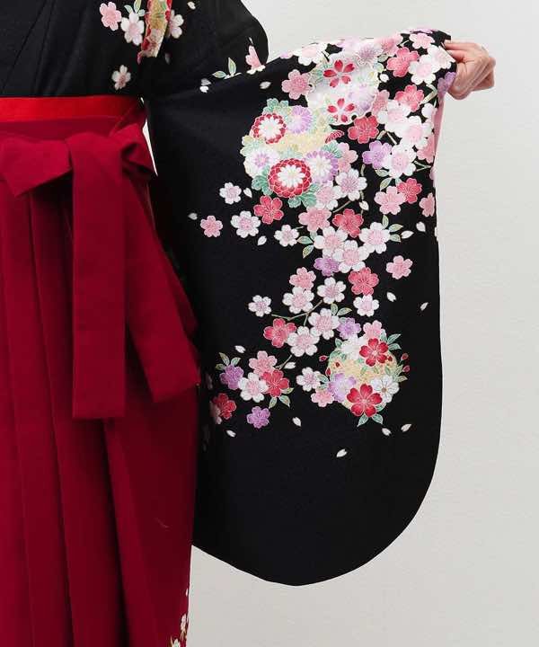 卒業式袴レンタル | 黒地に桜吹雪と雪輪 臙脂刺繍袴