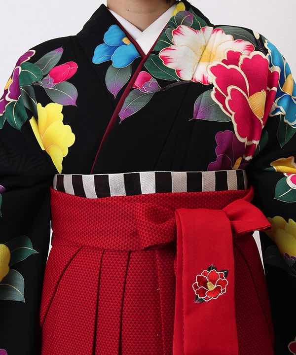 卒業式袴レンタル | 黒地に色とりどりの椿 鱗文様赤袴