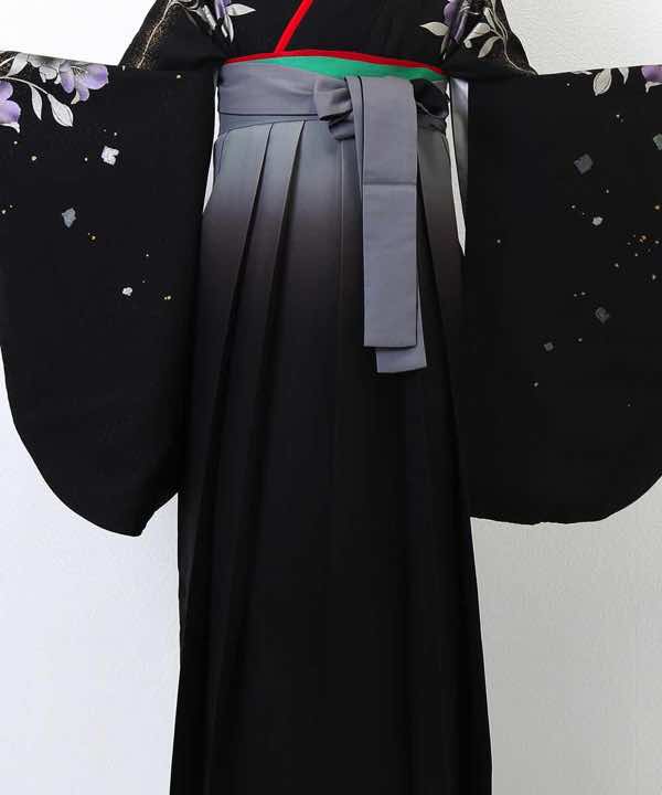 卒業式袴レンタル | 黒地に花と金銀のアクセント 黒色袴に灰暈し