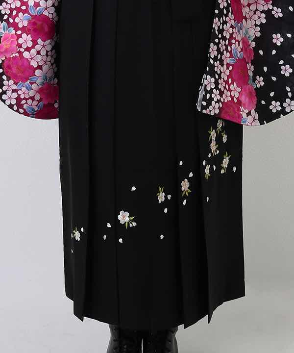 卒業式袴レンタル | 黒地に満開の桜と芍薬とピンク暈し 刺繍入り黒袴