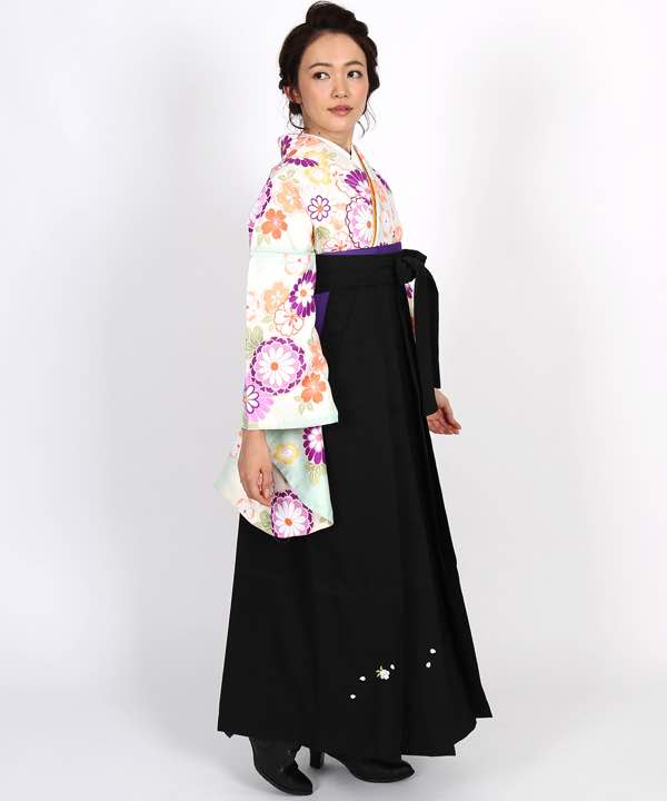 卒業式袴レンタル | 白地に菊と桜 刺繍入り黒袴