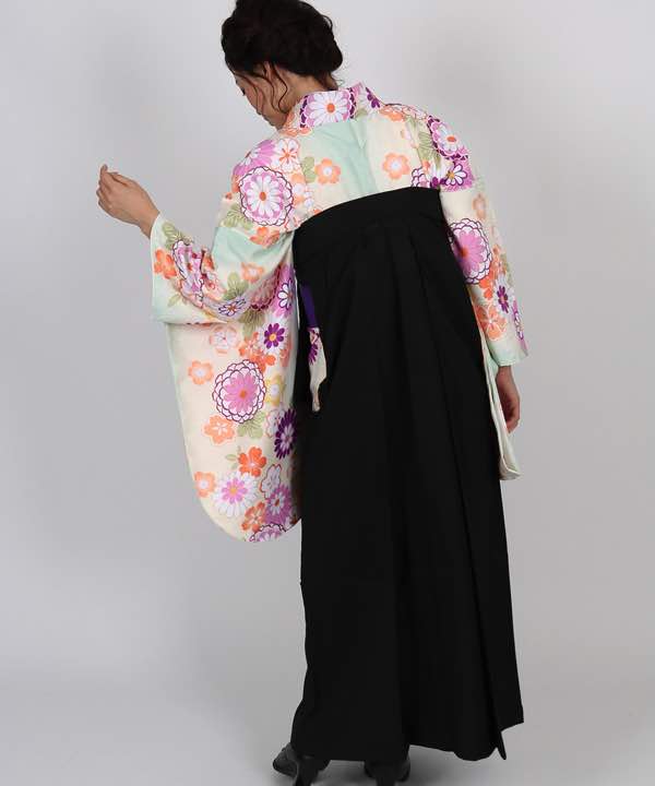 卒業式袴レンタル | 白地に菊と桜 刺繍入り黒袴