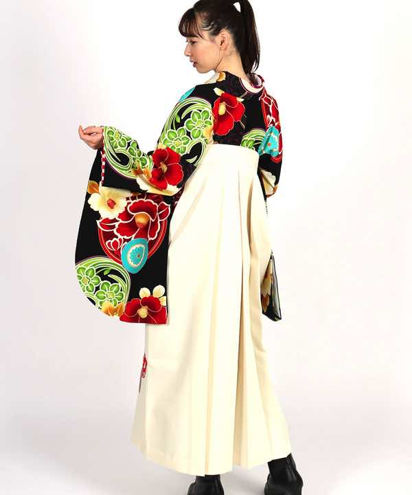 卒業式袴レンタル | 黒地に椿と花丸文 花刺繍のクリーム袴