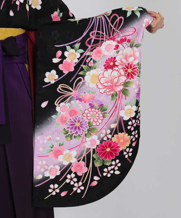 卒業式袴レンタル | 黒地にピンク暈し花束文 紫濃暈し袴