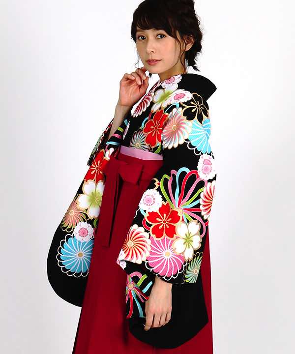 卒業式袴レンタル | 黒地に菊モチーフと桜 花束刺繍の赤袴
