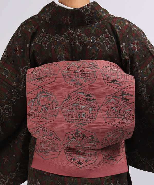 お洒落着物レンタル | 焦げ茶色地 大島調織の着物 ピンクの亀甲文様に 