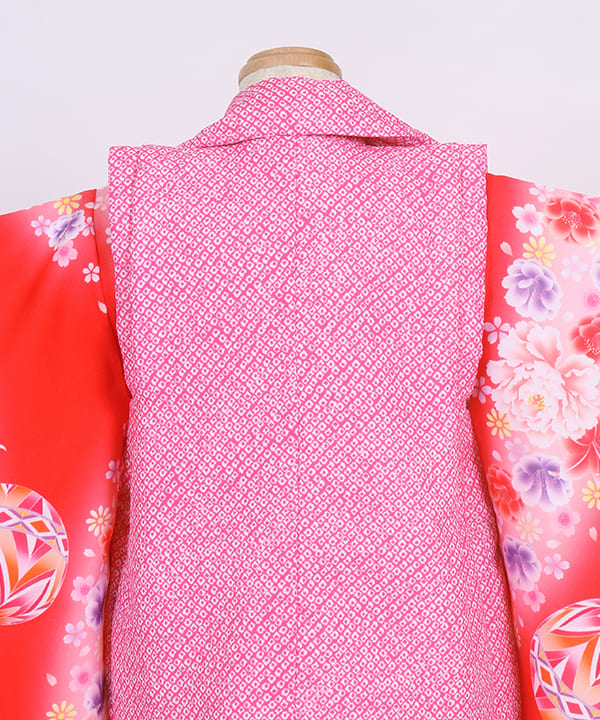 七五三(三歳女の子)レンタル | 赤地に牡丹と鞠 ピンクの絞り柄の被布