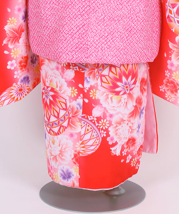 七五三(三歳女の子)レンタル | 赤地に牡丹と鞠 ピンクの絞り柄の被布