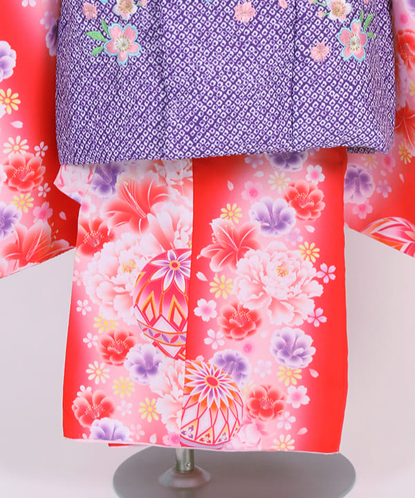 七五三(三歳女の子)レンタル | 赤地に牡丹と鞠 紫の絞り柄の被布