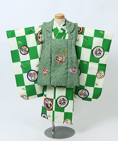 七五三(三歳男の子)レンタル | クリームと緑のチェック 緑の絞り柄に兜の被布