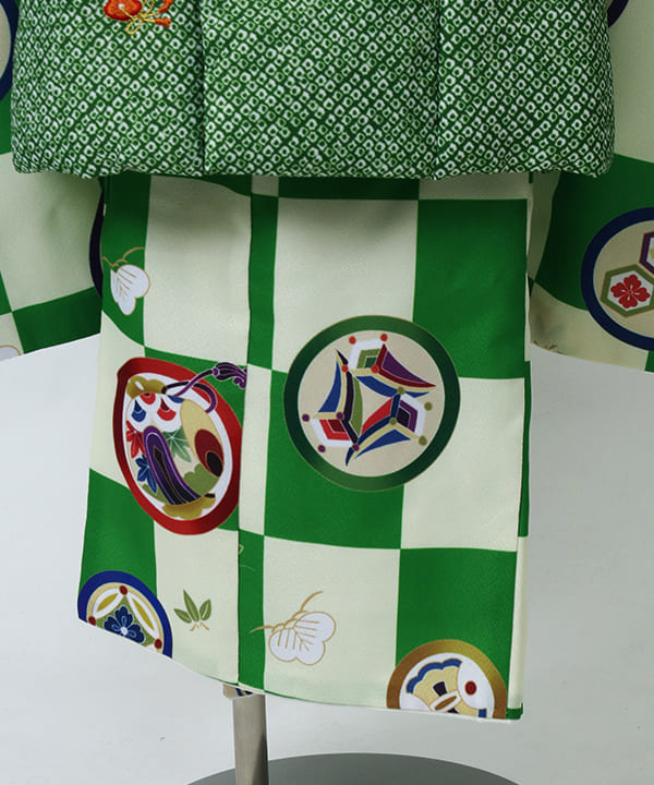 七五三(三歳男の子)レンタル | クリームと緑のチェック 緑の絞り柄に兜の被布