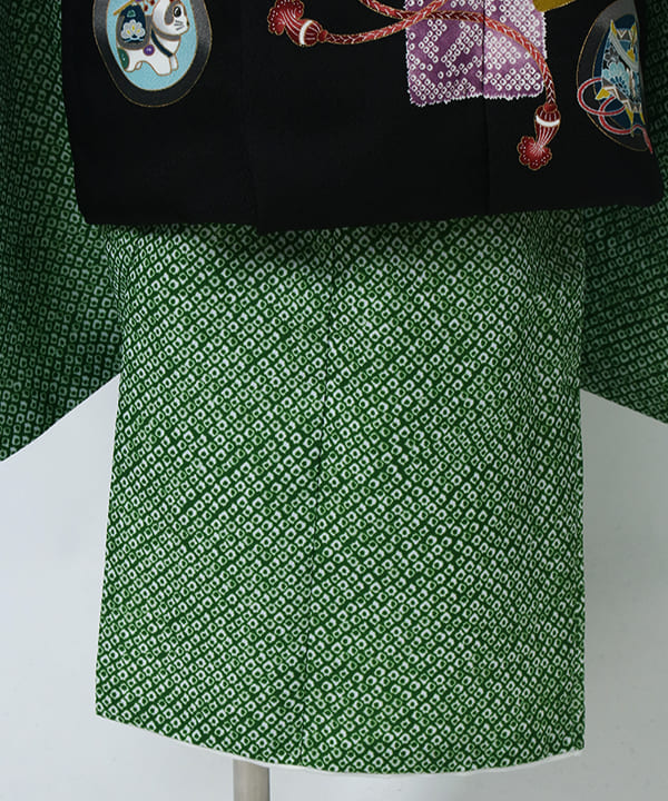 七五三(三歳男の子)レンタル | 緑の絞り柄 黒に兜の被布