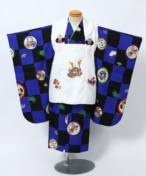 七五三(三歳男の子)レンタル | 黒と青のチェック 白地に兜の被布