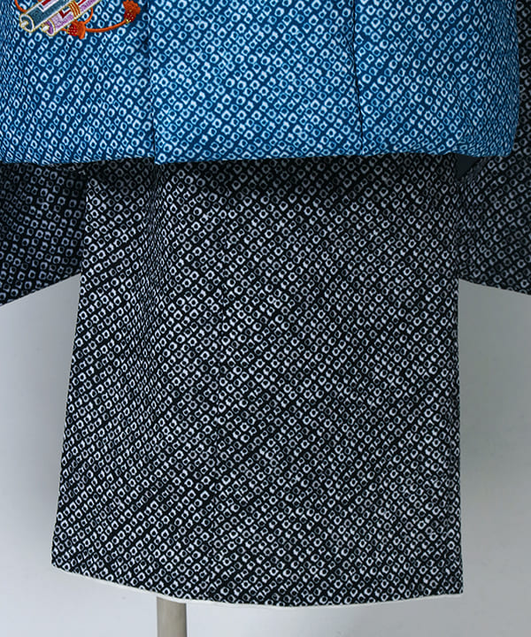 七五三(三歳男の子)レンタル | 黒無地の絞り柄 青地の絞り柄に兜の被布