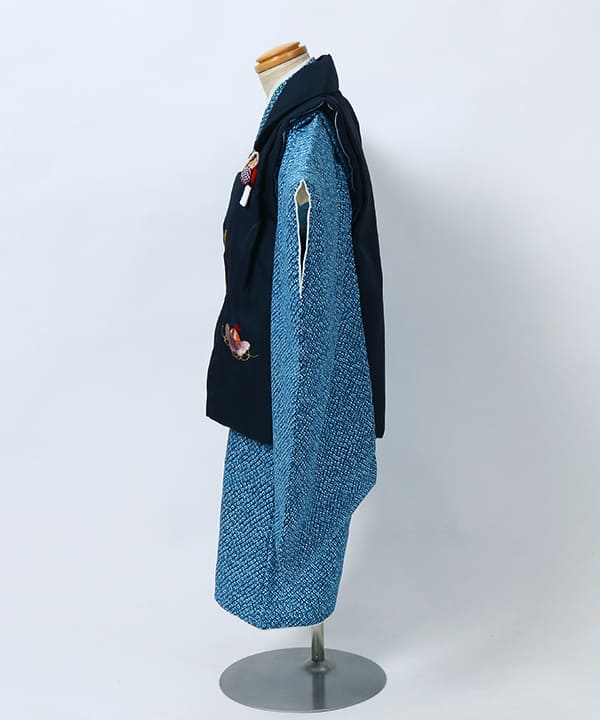七五三(三歳男の子)レンタル | 青無地の絞り柄 紺色に兜の被布