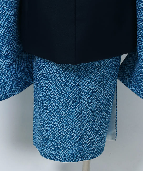 七五三(三歳男の子)レンタル | 青無地の絞り柄 紺色に兜の被布