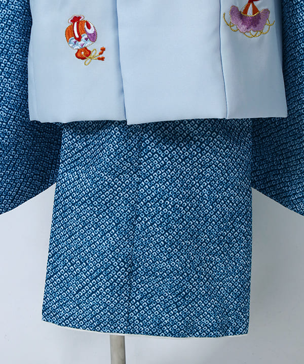 七五三(三歳男の子)レンタル | 青無地の絞り柄 水色に兜の被布