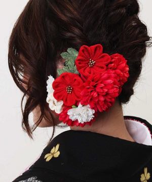 髪飾り | 赤白のつまみ細工とマムの花