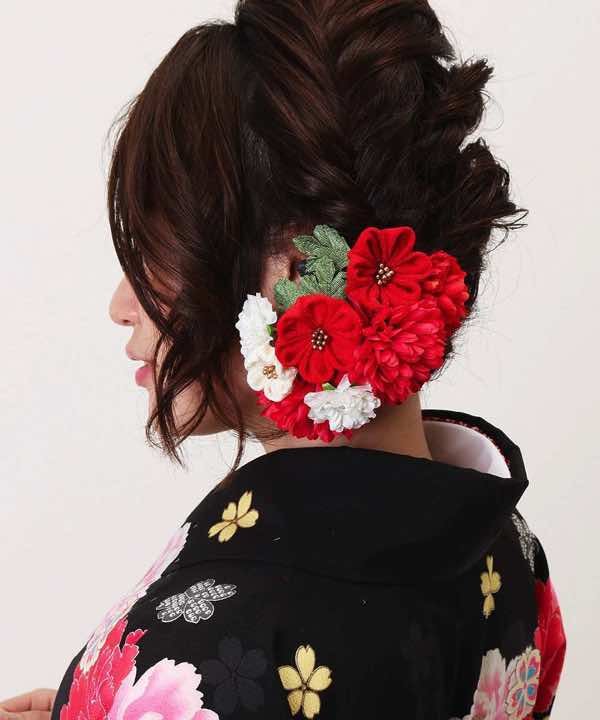 髪飾りレンタル | 赤白のつまみ細工とマムの花