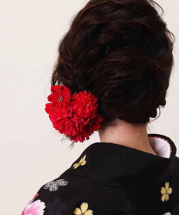 髪飾りレンタル | 赤白のつまみ細工とマムの花