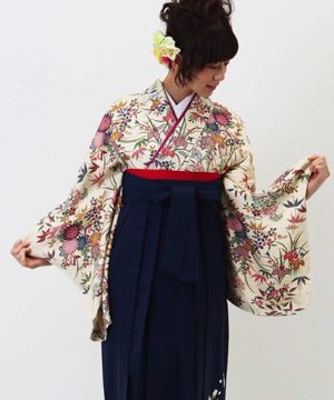 卒業式袴(アンティーク) | クリーム色地に四季の花 小紋に袴