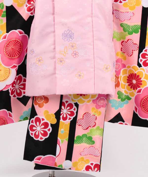 七五三(三歳)レンタル | 黒地にピンクの矢絣と梅文　薄ピンク被布に刺繍