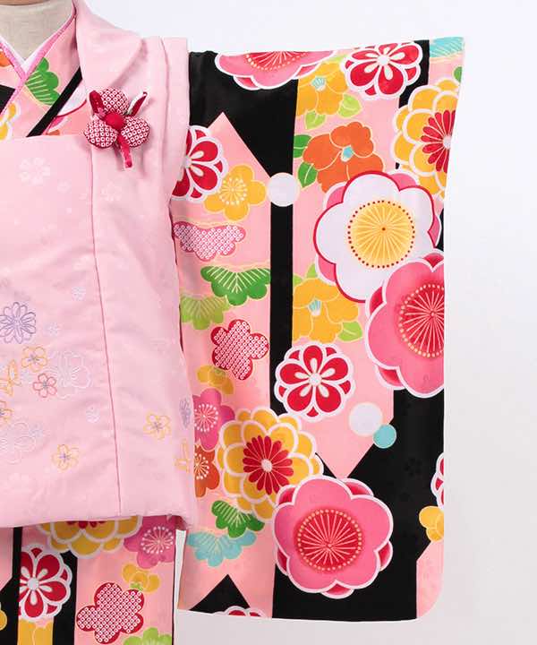 七五三(三歳)レンタル | 黒地にピンクの矢絣と梅文　薄ピンク被布に刺繍