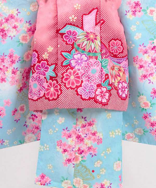 七五三(三歳)レンタル | 水色地に小花と蝶　ピンクの絞り調被布に熨斗と鞠