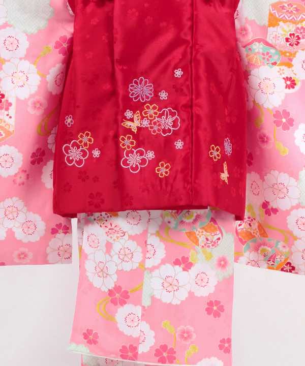 七五三(三歳)レンタル | ピンク地に貝桶と桜文 赤被布に刺繍(a)