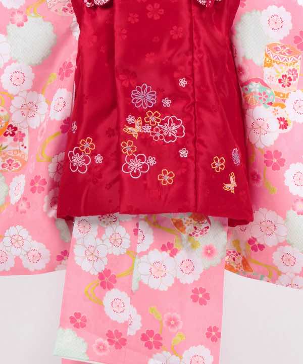 七五三(三歳)レンタル | ピンク地に貝桶と桜文 赤被布に刺繍(b)