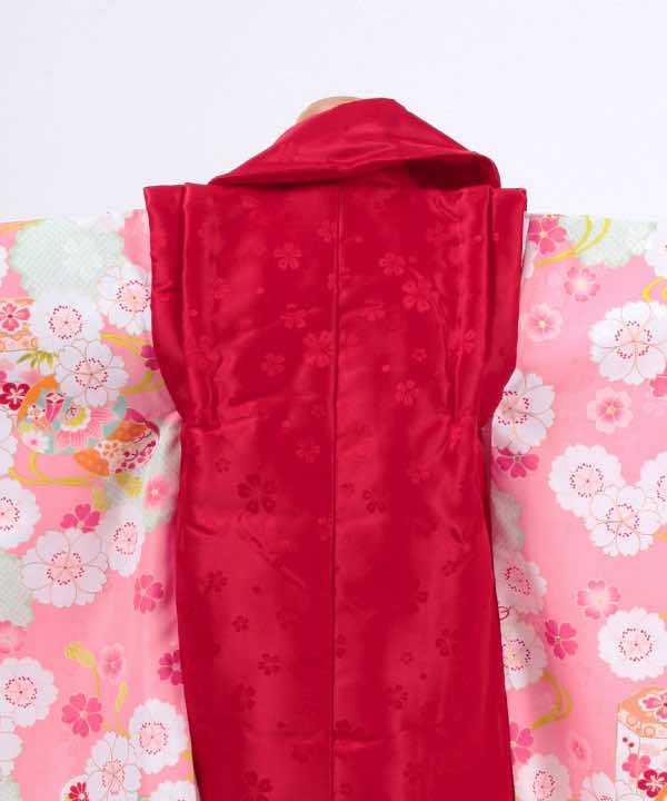 七五三(三歳)レンタル | ピンク地に貝桶と桜文 赤被布に刺繍(b)