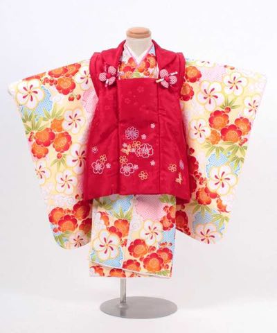 七五三(三歳)レンタル | クリーム地に桜と梅と笹 小花の赤被布