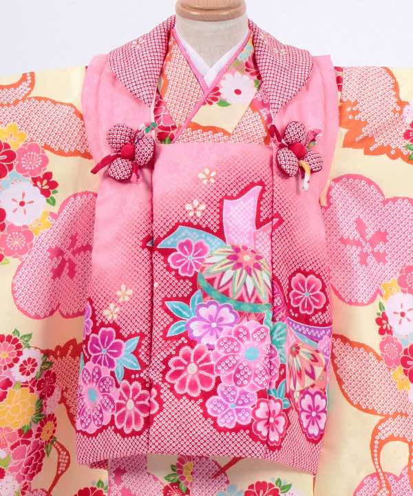 七五三(三歳)レンタル | クリーム地に絞り調の梅と鶴と花々 絞り調ピンク被布