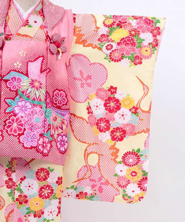 七五三(三歳)レンタル | クリーム地に絞り調の梅と鶴と花々 絞り調ピンク被布