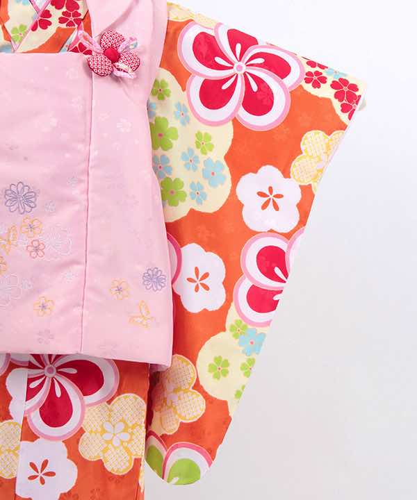 七五三(三歳)レンタル | オレンジ地に梅文色々 薄ピンク被布に刺繍(b)