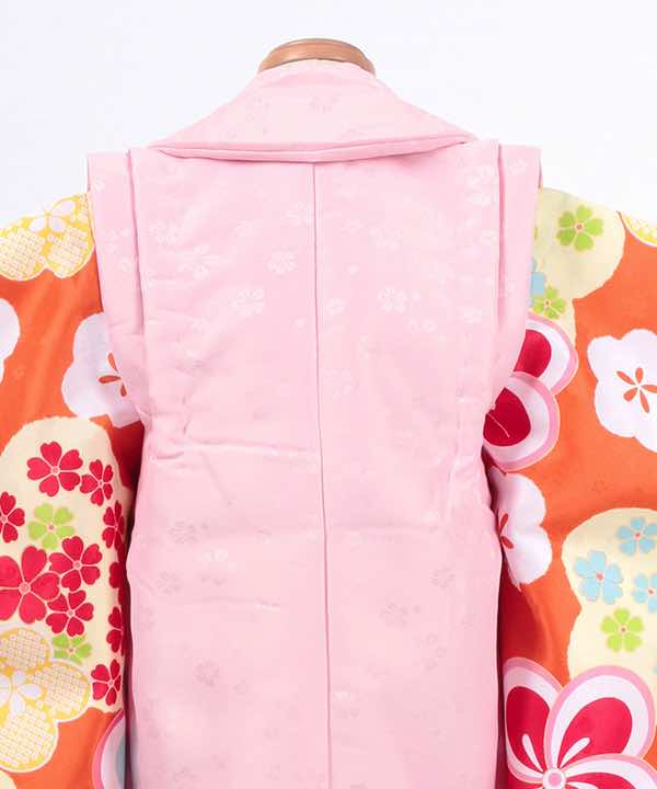 七五三(三歳)レンタル | オレンジ地に梅文色々 薄ピンク被布に刺繍(b)