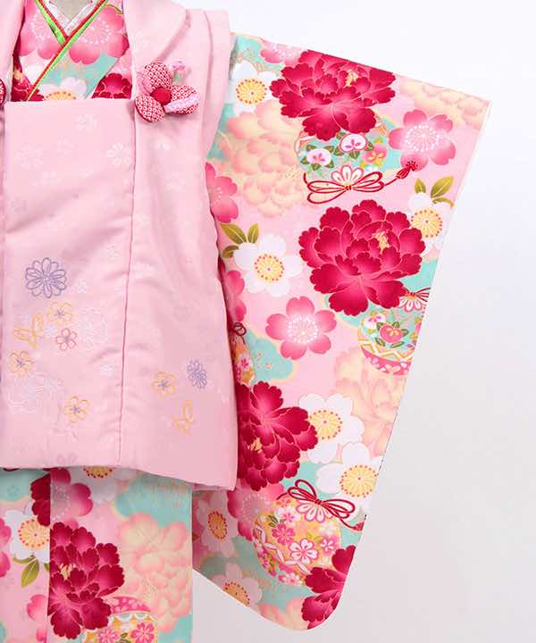 七五三(三歳)レンタル | ピンク地に咲く牡丹と鞠 小花の薄ピンク被布