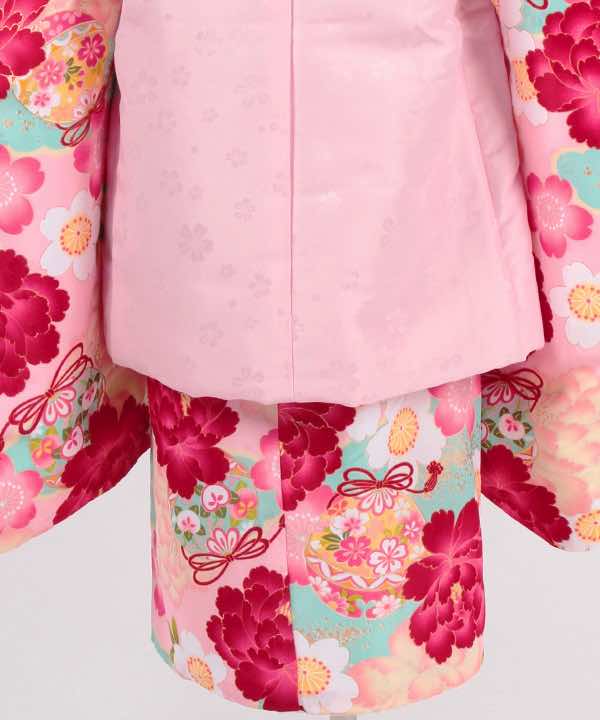 七五三(三歳)レンタル | ピンク地に咲く牡丹と鞠 小花の薄ピンク被布